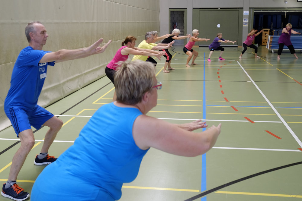 Trainerin Kind Huerdenlauf Sporthalle